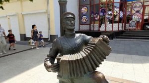 Саратов. Проспект Кирова. Памятник Саратовской гармошке