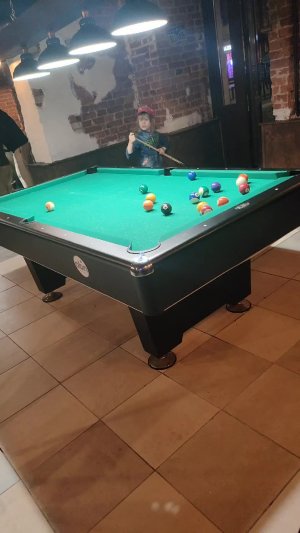 играет ребёнок