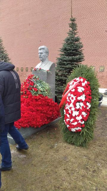День памяти И. В. Сталина Москва,Некрополь у Кремлёвской стены, могила   И. В. Сталина  Фрагмент 52