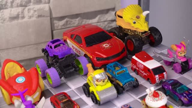 Мини-Тачки (Cars Mini) весело падают по радужному склону в воду! 🌈