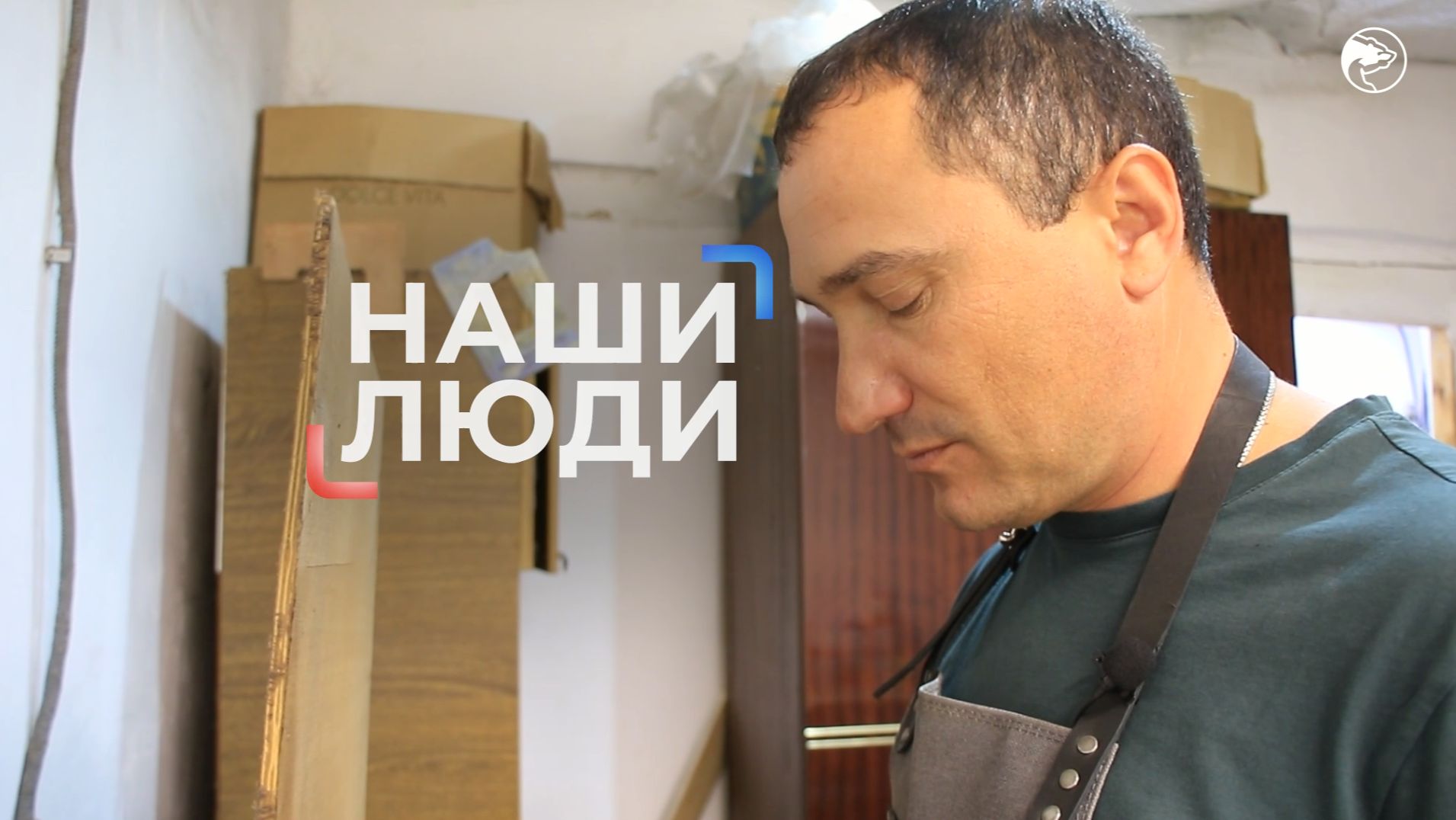 Сделает и кожаную обложку на паспорт, и сумку из четырёхсот деталей