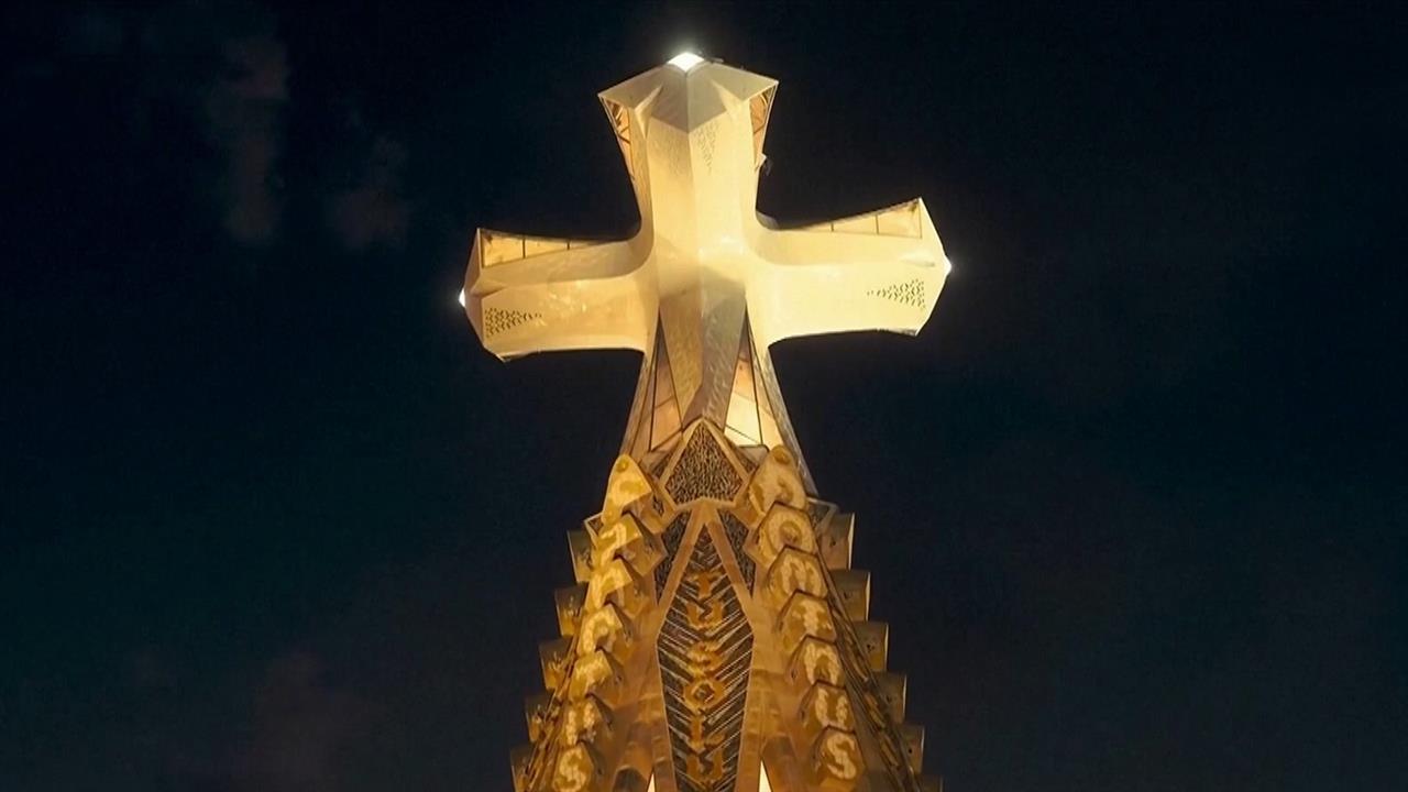 В Барселоне в храме Саграда Фамилия открыта центральная башня Иисуса Христа. смотреть онлайн
