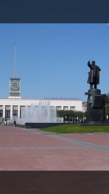 Владимир Ленин читает рэп на фоне Финляндского вокзала