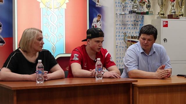 В Армавире обладатель Кубка Харламова провел мастер-класс для юных хоккеистов