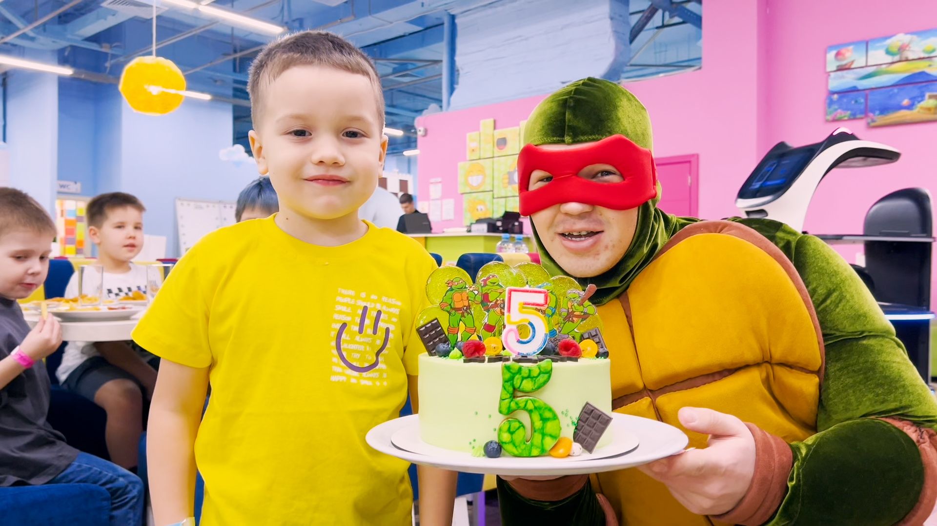 Детский парк развлечений Влог для детей День рождения Айдана 5 лет смотреть онлайн
