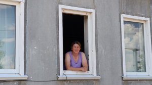 Пришел сосед с гостинцем. Пытаюсь досадить рассаду.