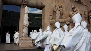 Папа римский Лев XIV освятил центральную башню знаменитой Саграды Фамилии в Барселоне