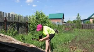 Пилим доски. Выравниваем пол в сенях.