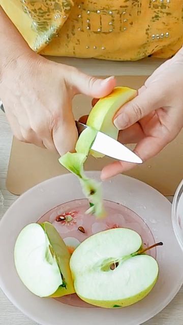 Быстрые пирожки с яблоками и щавелем.