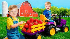 Оливер и Адам посетили ферму! 🍓 Весело собирать ягоды!