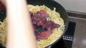 Нежнейшая КУРИНАЯ ПЕЧЕНЬ в Сметане с луком. Обзор приготовления.