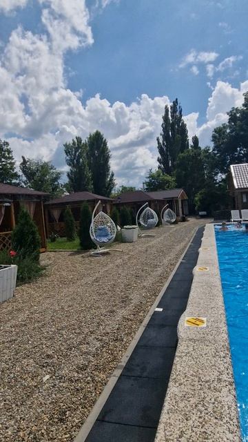 Бассейн. Мазута нет.Водорослей нет.Медуз нет)