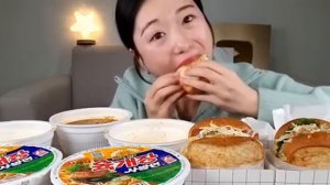 Мукбанг лапша рамен и сэндвичи Еда на камеру
