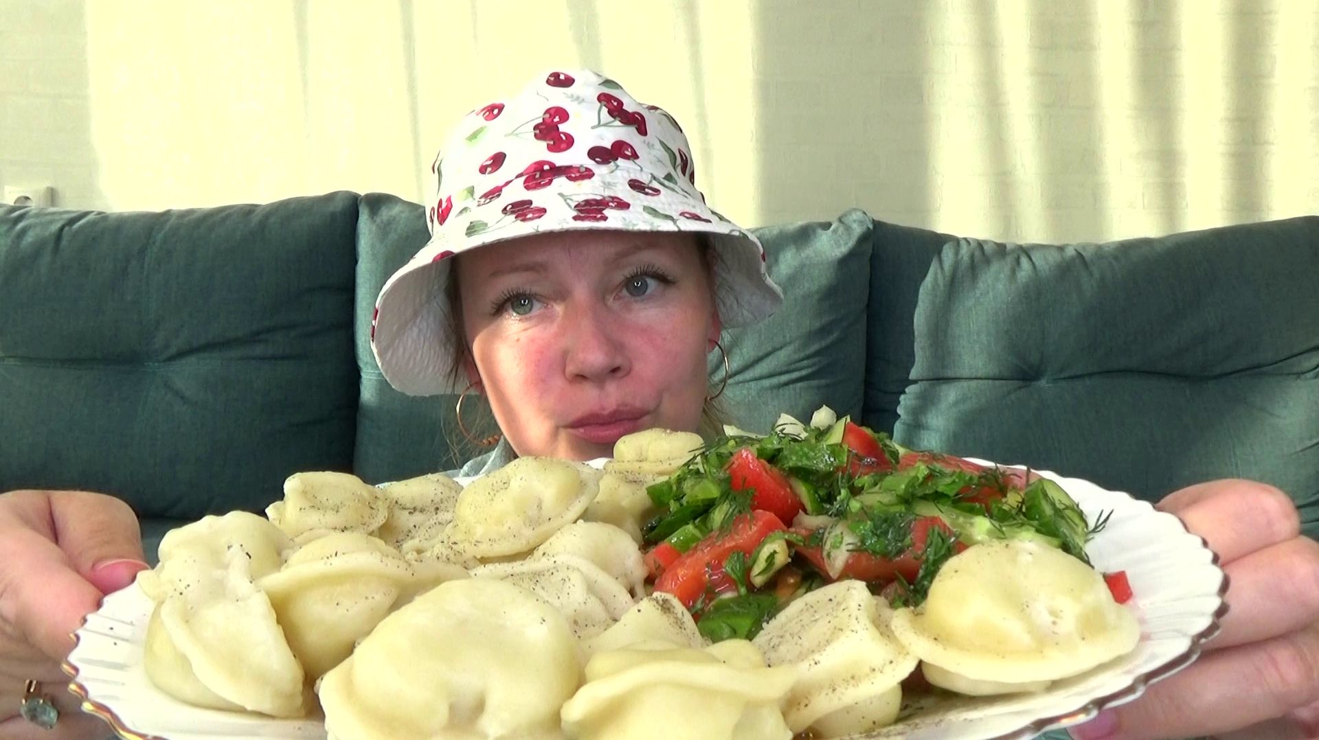 Мукубанг от Янусика в панаме Пельмени с курой, салат овощной, соус.Еда вкуснота! смотреть онлайн