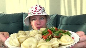 Мукубанг от Янусика в панаме Пельмени с курой, салат овощной, соус.Еда вкуснота!