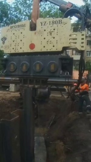 Погружение шпунта Ларсена вибропогружателем Yongan YZ-180B