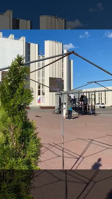 Тем временем на Троицкой площади идет подготовка к фестивалю