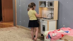 Дети играют в кухню