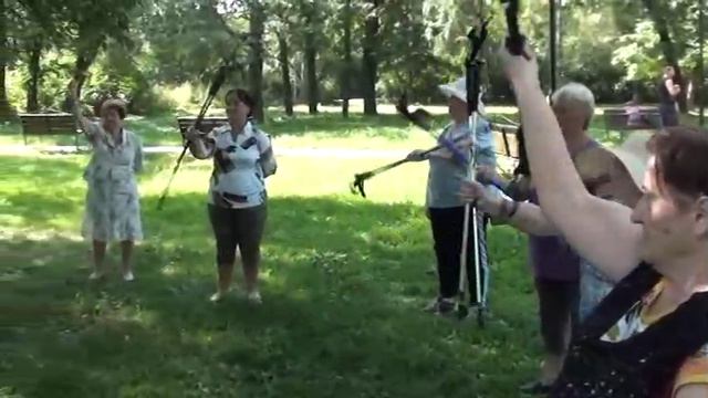 В Кохме тренировку по северной ходьбе в День физкультурника провёл инструктор Д.Алексинский12.08.23