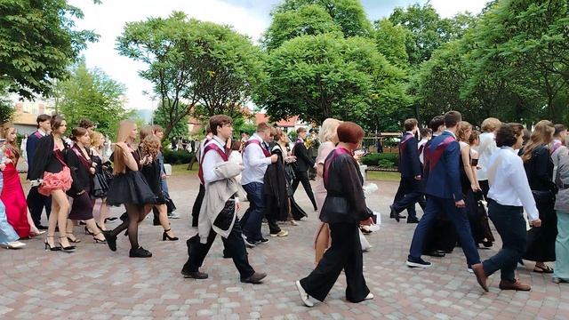 Шествие выпускников школ Ленинского района города Бреста смотреть онлайн