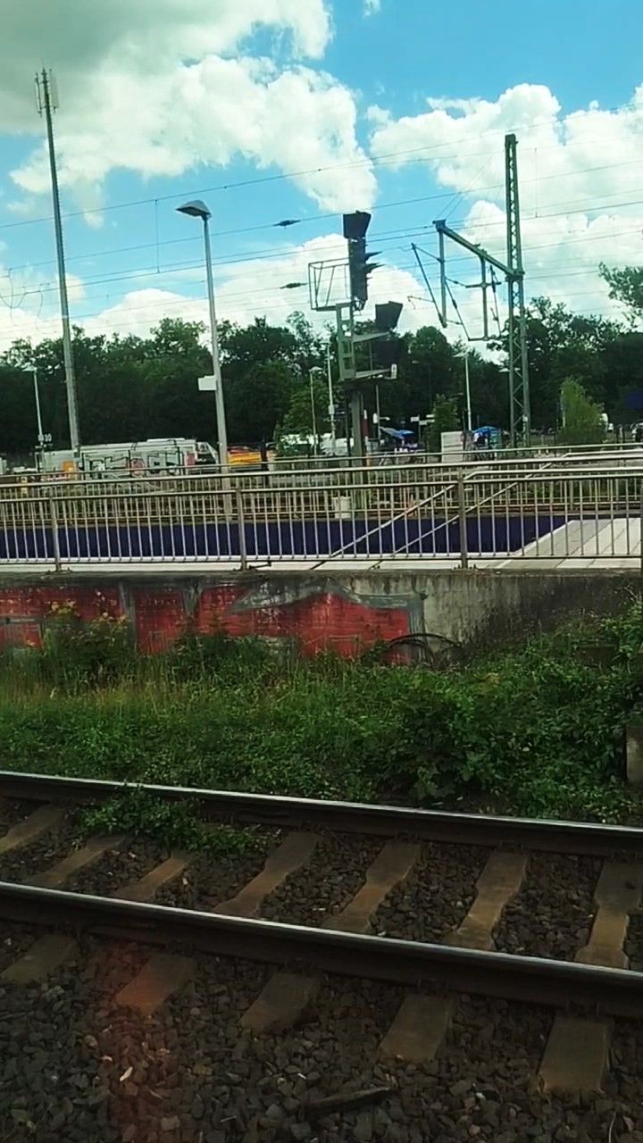 НЕМЕЦКАЯ ЖД. ИЗ ОКНА ЭЛЕКТРИЧКИ (S-BAHN). ФРАНКФУРТ-НА-МАЙНЕ, МЕЖДУ АЭРОПОРТОМ И  ВОКЗАЛОМ. 06.06.26