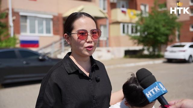 Жители многоквартирного дома украсили балконы флагами России