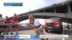 Русский богатырь: силач из Красноярска протащил за собой 10-тонную машину МЧС