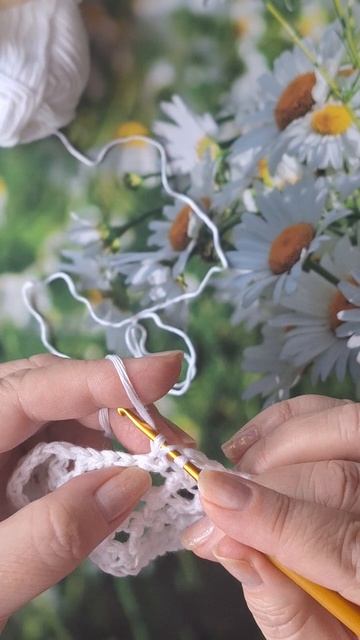 🧶 Пятничные полезности 🧶
✅️ Красивая и не совсем привычная филейная сеточка крючком 👌