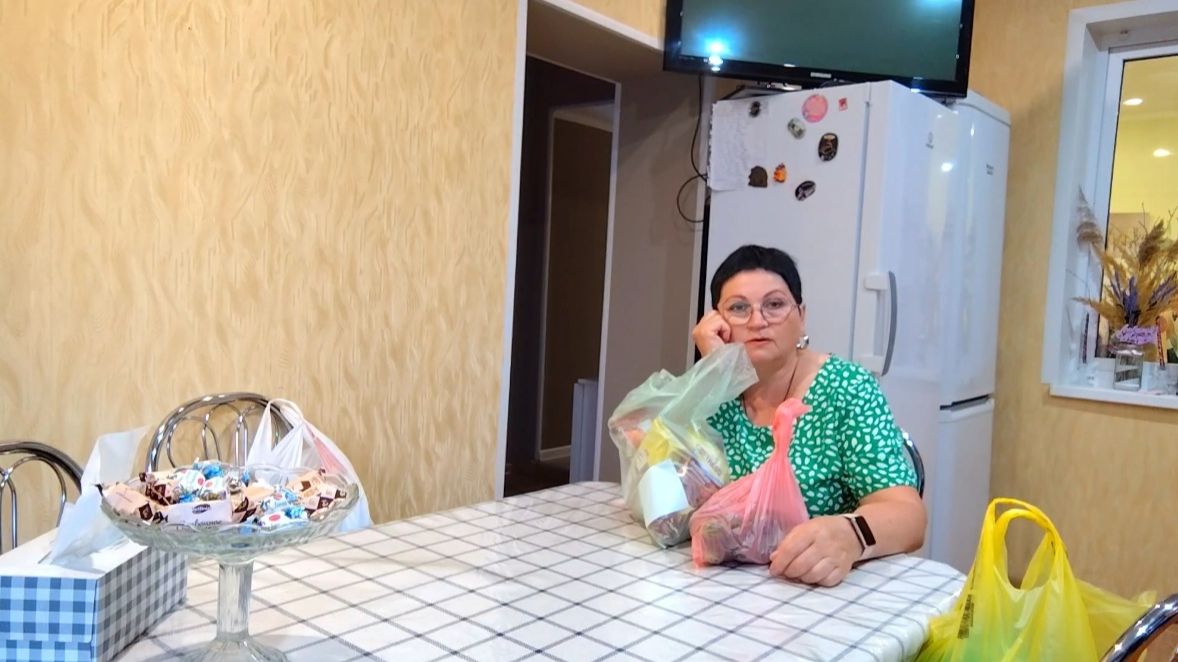 ЖИЗНЬ В СЕЛЕ:ПОСАДИЛА ЦВЕТЫ В КАШПО/ВСЕ СМЕЛИ С ПОЛОК смотреть онлайн