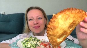 Мукбанг от Янусика Чебурек резиновый, салат огурец с яйцом, помидорный салат. Еда.