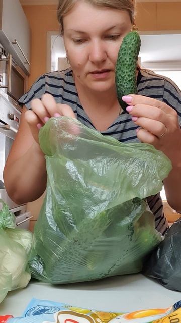 Мы уже приехали с рынка, торговали клубникой🍓 купила шампики и огурцы