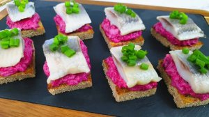Я влюбилась в эту закуску! Вкусная закуска из селедки и свеклы. Съедается сразу!