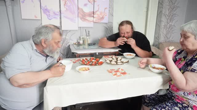 Вкусно кушаем красную икру! Сын и родители пенсионеры накрыли стол ПОДВАЛ ИЛЬИЧА мы из далека смотреть онлайн