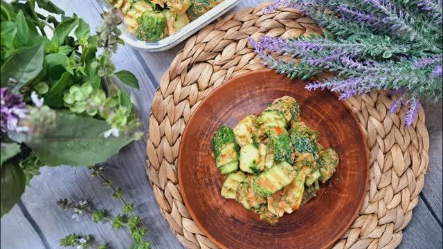 Малосольные огурчики под пикантным соусом!😋😋😋 смотреть онлайн