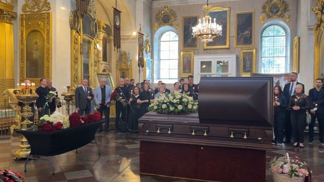 Прощание с Людмилой Чурсиной в Спасо-Преображенском соборе Петербурга. смотреть онлайн