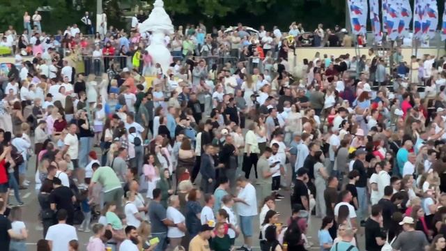 Денис Майданов своим выступлением поздравляет истринцев с Днём России и 245-летие Истры смотреть онлайн