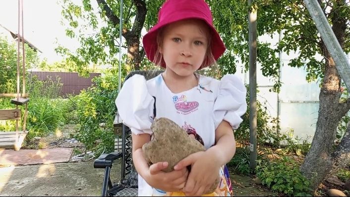 Соломония показывает камень из своей коллекции.