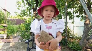 Соломония показывает камень из своей коллекции.