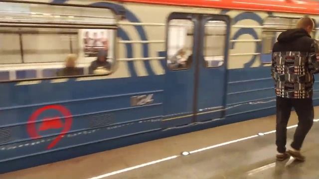 Станция Окружная, интерьер, поезда, пассажиры метро Москва Фрагмент 29