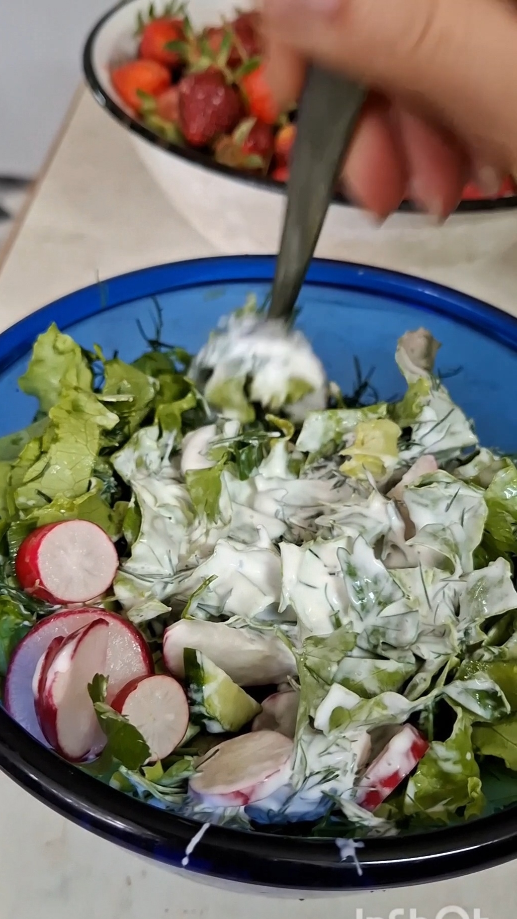 Салат прямо с грядки: вкус настоящей деревни💐Деревенский микс: свежо, просто, вкусно #деревня #овощ