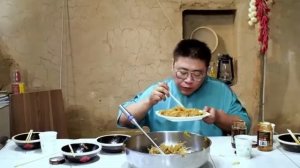 Король обезьян сегодня ест тушеную свинину. Это так вкусно, что он плачет