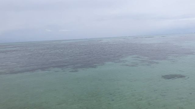 Япония. Вход в море на пляже Табага острова Исигаки