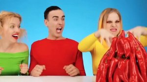 Красная еда vs Синяя еда Челлендж # Смешные ситуации с едой часть 13
