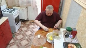 сегодня готовит муж