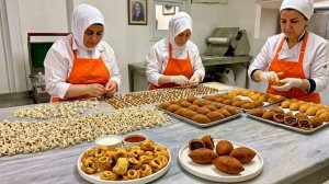 Умелые женщины готовят традиционную турецкую домашнюю еду манти и ичли кёфте