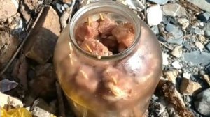 Шашлык в секлянной банке на море