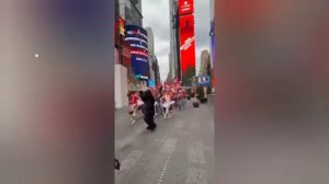 🐻 💃 На Таймс-сквер выступили балерины и медведь в ростовом костюме

Необычную акцию провёл тольятт