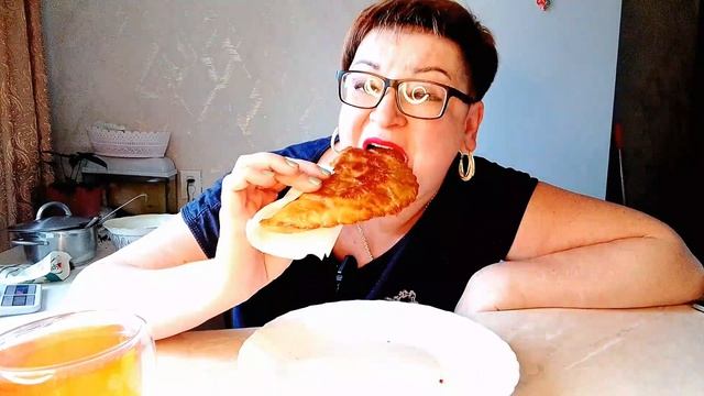 Все решено🤣ищем мужа вместе😉/Как идея😁/Завтракаем вместе и болтам/Мукбанг Чабуреки (архив) смотреть онлайн