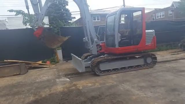 Гусеничный экскаватор Takeuchi TB070 смотреть онлайн