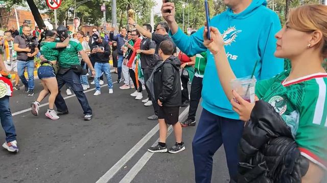 Мексиканские болельщики устроили музыкально-танцевальное шоу на открытии ЧМ